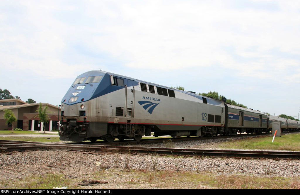 AMTK 123 leads train P090 northbound across the diamonds